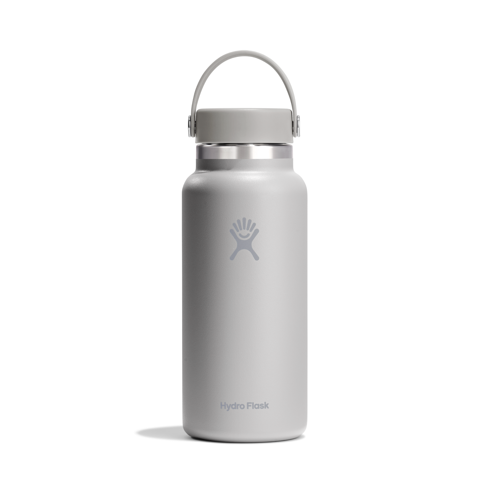 Reusable water bottle made of glossy metal Includes a silver stopper Reusable water bottle made of glossy metal Includes a silver stopper